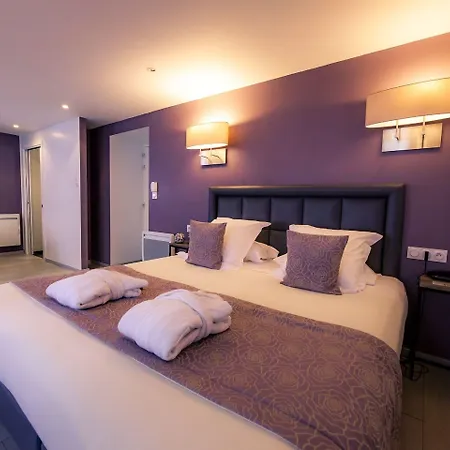 Hotel Le Lion D'or Et Restaurant La Table Du Lion 4*