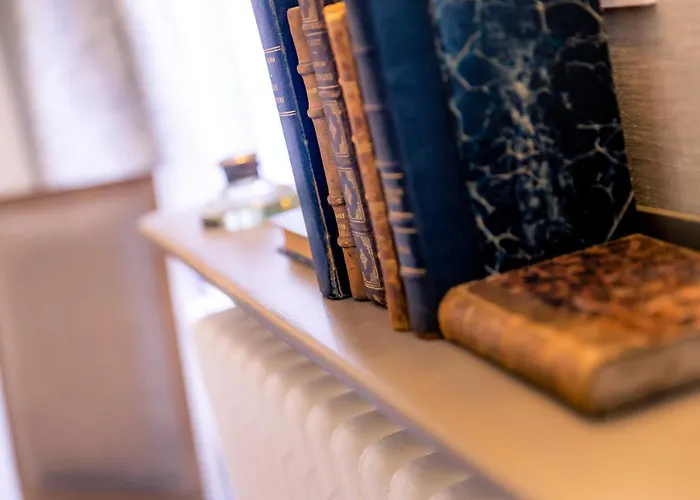 Hotel Le Lion D'or Et Restaurant La Table Du Lion 4*